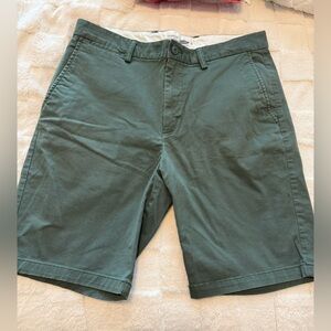 Old Navy Men's Green Chino Shorts - Classic Casual Style. Size 33 Ultimate Slim